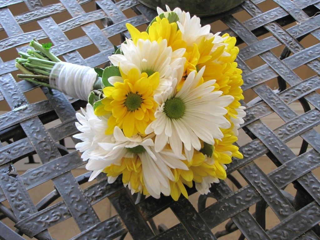 image-daisy-bridesmaid-bouquet