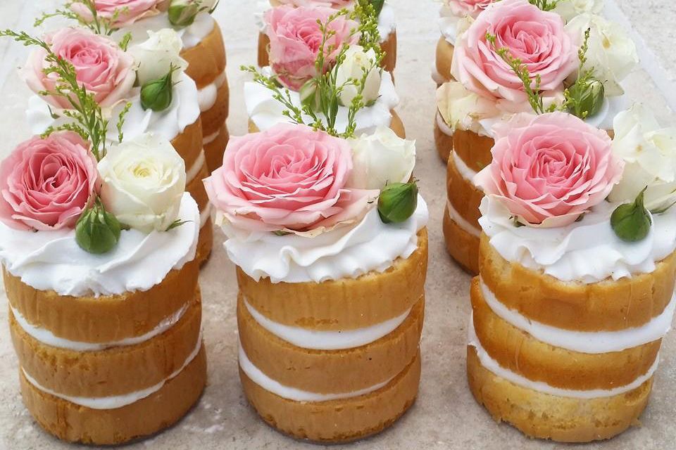 Mini Floral Cakes -LeyaraCakes - Tea Party Favors - via Strictly Weddings