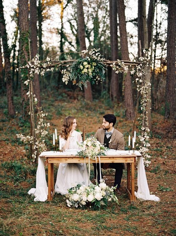 Rustic Woodland Sweetheart Table - Photo by Noi Tran Photography - via Brit + Co