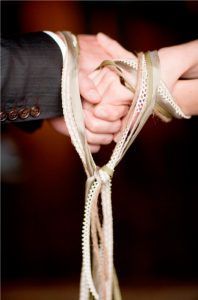 Irish Traditions - Tying the Knot - via Harsanik.com