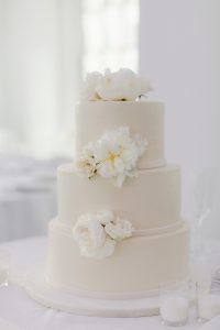 Alice & Chris Wedding- White Wedding Cake - 620 Loft and Garden NYC - Photography by Samm Blake