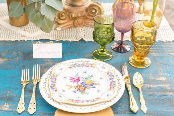 Wedding Colored Glassware - Table Setting - via weddingchicks.com